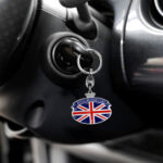 portachiavi-royal-british-car-metallo-smaltato-dettagli-rilievo-d-ambientazione